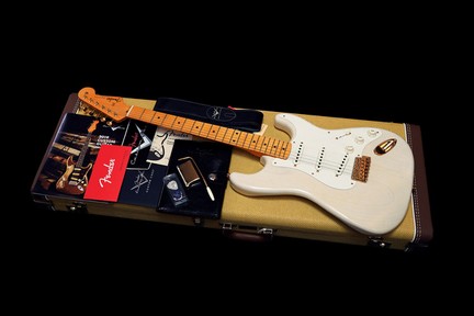 Fender Custom Shop 1957 Stratocaster 1 Piece Ash Aged Vintage White 2019 01avintage_x650.jpg