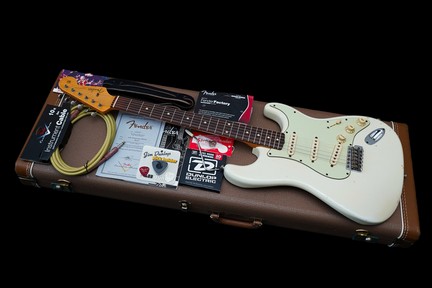 Fender Custom Shop Stratocaster 1960 Relic  Olympic White 2008 01x650.jpg