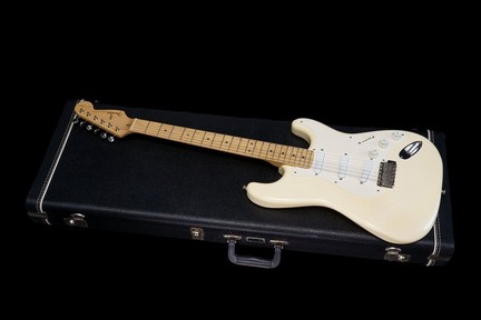 Fender Eric Clapton Signature Stratocaster Vintage White 1997 01ax650.jpg