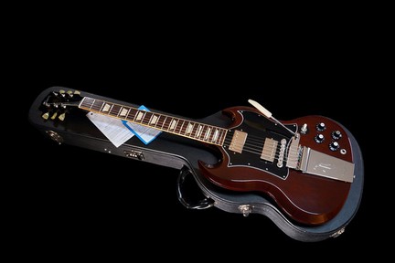 Gibson SG Angus Young Limited Run Aged Cherry 2007 01x650.jpg