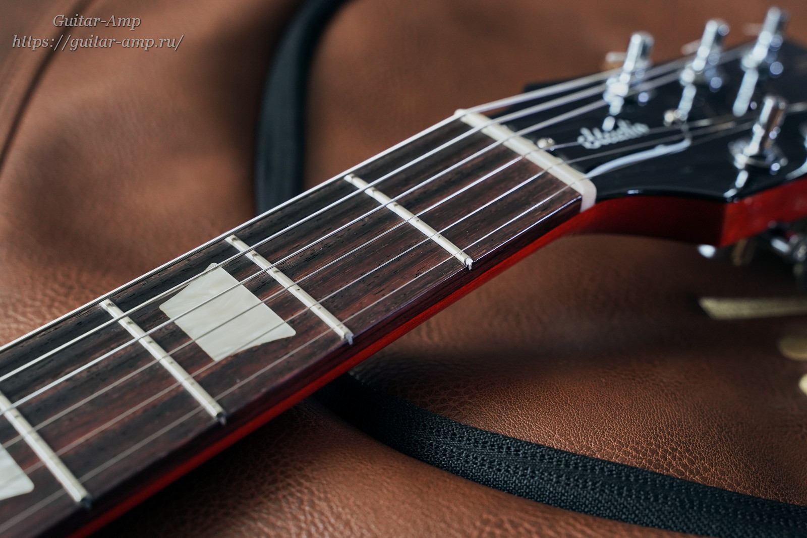 Gibson Les Paul Studio Tangerine Burst 2019 04_x1600.jpg