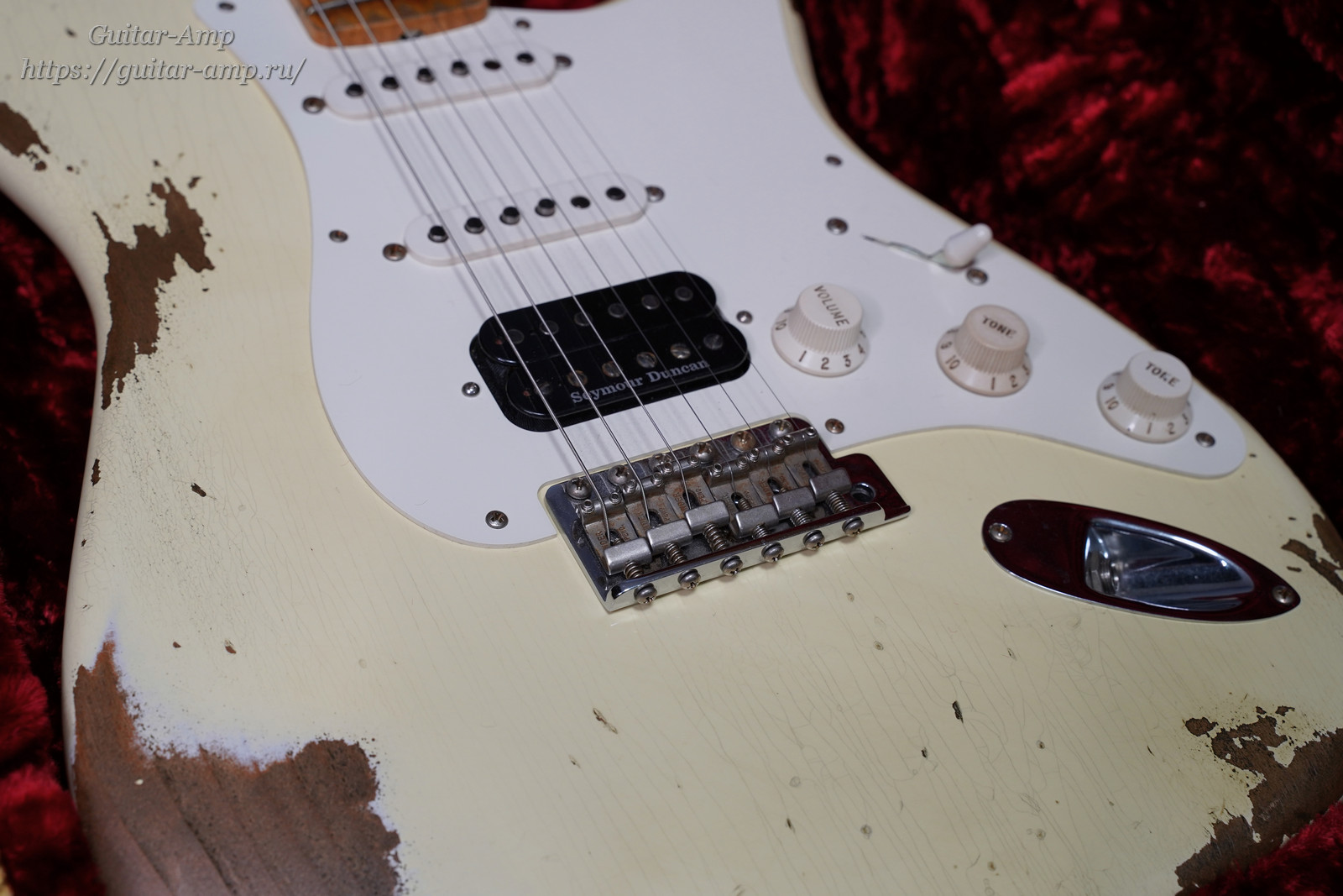Fender Custom Shop 1957 HSS Stratocaster Heavy Relic Vintage White 2018 11_x1600.jpg